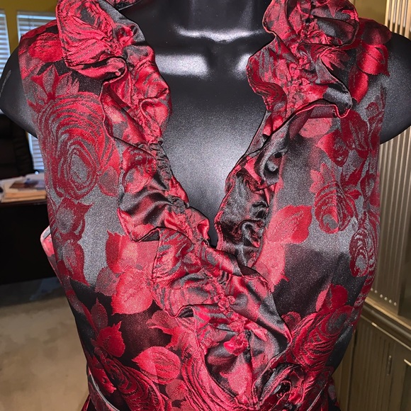Red and Blk jacquard dress sz 8 by Jessica HowArd - Picture 2 of 5